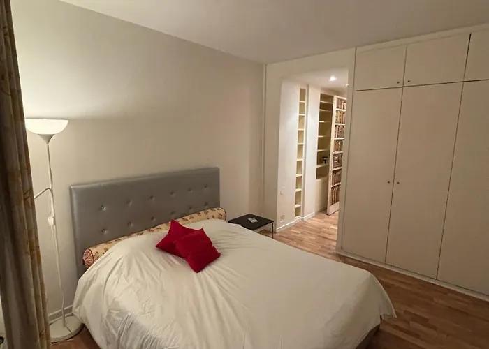Проживание в семье Spacious En-suite By Champs Elysees *